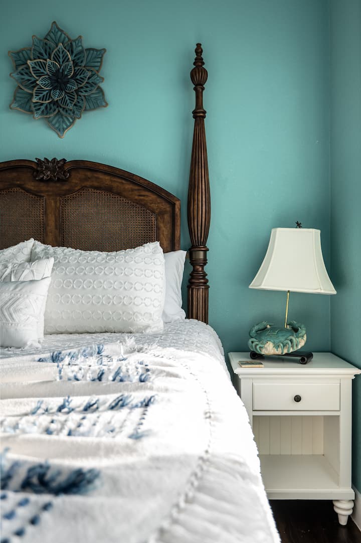 Treća spavaća soba s bračnim krevetom i pogledom na ocean te pametnim televizorom! Ukrašen prekrasnim namještajem i ukrasima uz obalu!