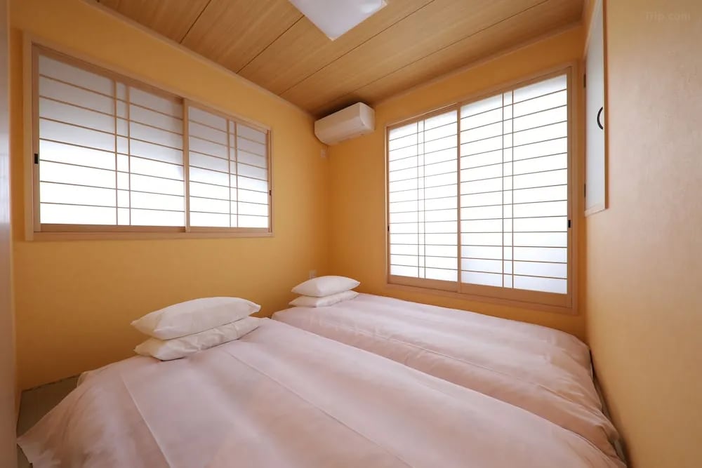 Svetlá spálňa: Vychutnajte si živú atmosféru s prirodzeným svetlom prúdiacim cez okná šodži!