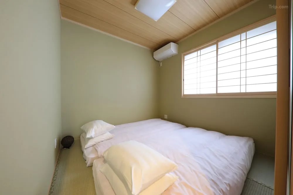 Tradičná izba Tatami: Priestranná spálňa s mäkkými futónmi a prirodzeným svetlom!