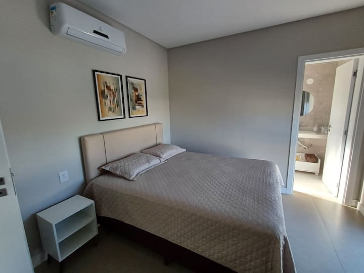 Apartman na gornjem katu s bračnim krevetom i klima-uređajem.