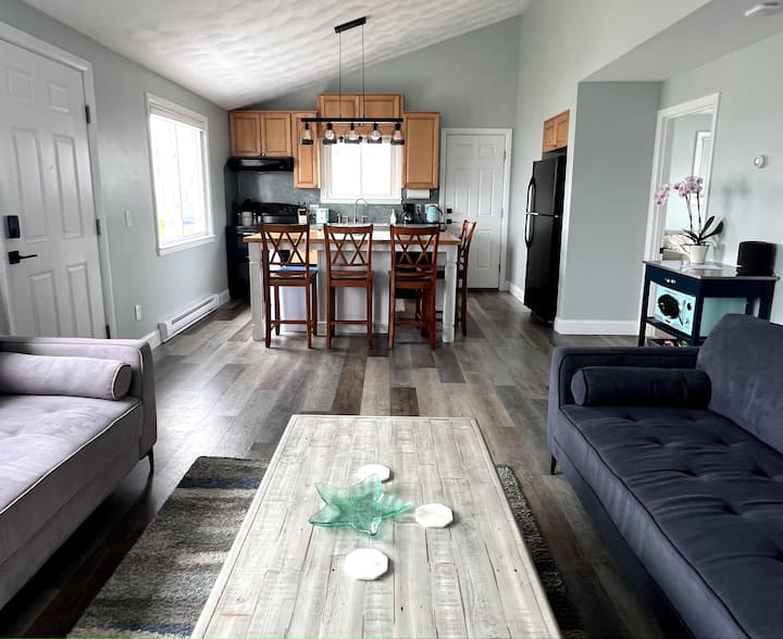 Ocean View, Walk To Beach, Backyard Oasis - Narragansett, RI