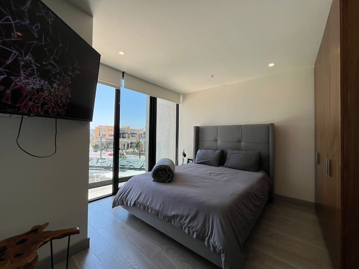 استوديو مزود بوسائل راحة حديثة وإطلالة حضرية جميلة، وهو مثالي لأولئك الذين يبحثون عن الراحة والملائمة.