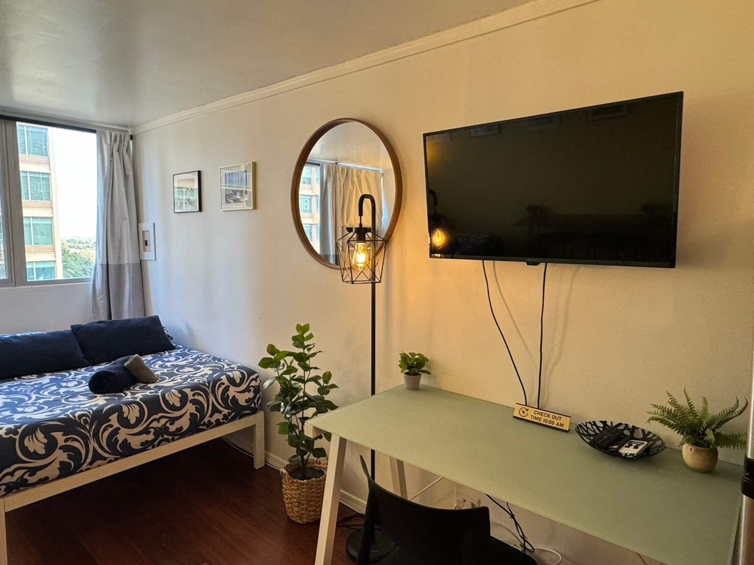 Condo in Honolulu · ★4.78 · 1 bedroom · 2 beds · 1 private bath - Image 11