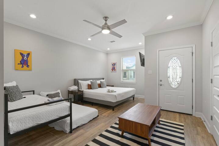 Opulent Superdome Home 10 Beds, Parking, Yard, TVs gallery image 4