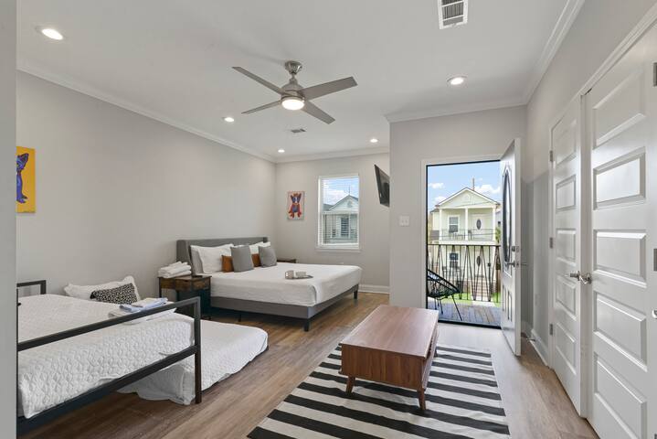 Opulent Superdome Home 10 Beds, Parking, Yard, TVs gallery image 5