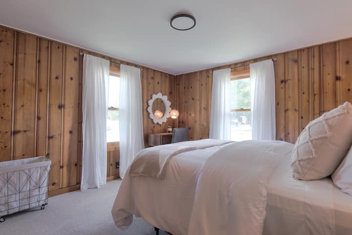 在阳光明媚的主卧室中放松身心，配备加大双人床、舒适的床上用品和温馨的氛围。 享受宽敞的衣柜、滚动篮、音响机和免费耳塞，让您放松身心。 想象一下自己在这里，我们非常期待您的到来！