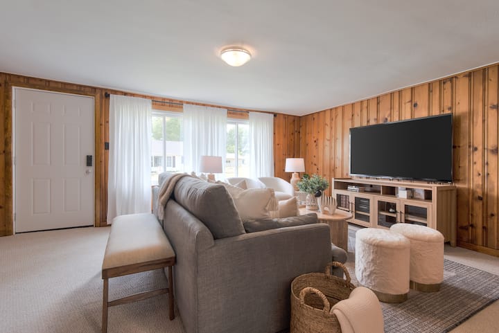 在我们明亮的客厅享受全新的70英寸Roku智能电视！ 在漫长的一天工作后，非常适合娱乐、远程工作和终极放松。 智能门锁，让您随时入住无缝。 非常适合家人和朋友入住。 马上预订住宿:) ！