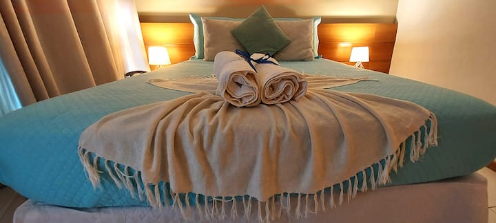 “อพาร์ทเมนท์แห่งนี้ตั้งอยู่ในย่าน Rio Vermelho คุณสามารถเดินไปยังสถานที่ที่ดีที่สุดในบริเวณใกล้เคียงได้ นอกจากนี้ยังอยู่ไม่ไกลจากใจกลางเมืองซัลวาดอร์ (..) พื้นที่โฮมออฟฟิศพร้อมอินเทอร์เน็ตความเร็วสูง“อีเมอร์สันมีนาคม 2022