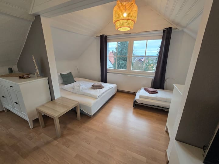 Ático: sala de estar/comedor con cama doble (1,60 m de ancho) y otra cama supletoria