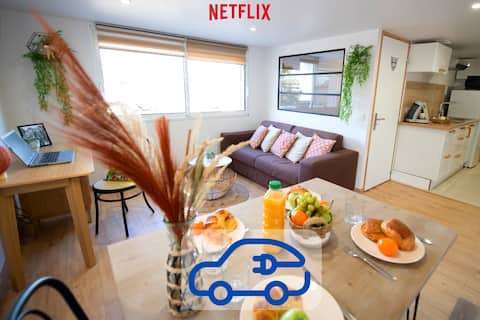 The Jungle: Parking-Charging station-Wifi-Netflix