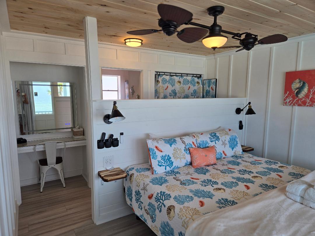 منضدة تزيين مضاءة.
إطلالة على الخليج والشاطئ من سرير كينج.
تقسيم الملك هو السلطة قابل للتعديل، صفر الجاذبية، وتدليك الطاقة.
سينخفض التلفزيون من السقف مع جهاز تحكم عن بعد.
تلفزيون إل جي ذكي مع صورة OLED.