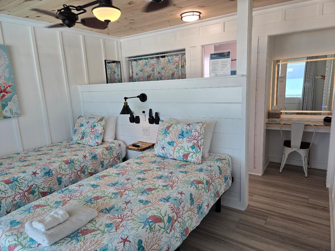 إطلالة على الخليج من أسرّة مزدوجة كبيرة جدًا. توين إكس إل بنفس الطول ونصف عرض الملك.
الأسرّة قابلة للتعديل، بدون جاذبية، وتدليك كهربائي.
سينخفض التلفزيون من السقف مع جهاز تحكم عن بعد.
تلفزيون إل جي ذكي مع صورة OLED.
منضدة تزيين مضاءة.