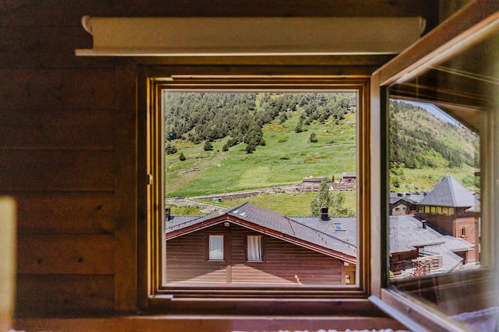 "Very good stay in this small chalet in the valley of incles, there is everything you need (..) We slept very well because there is good bedding and the environment is quiet. (..)"

- Camille ★★★★★