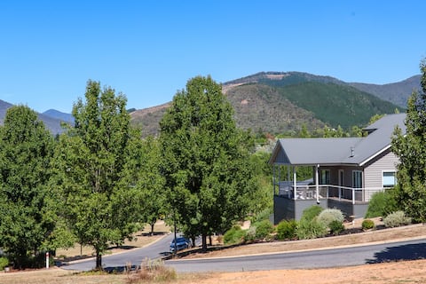 Successful Airbnb property: Modern 2-Bed house with exceptional valley views in Bright