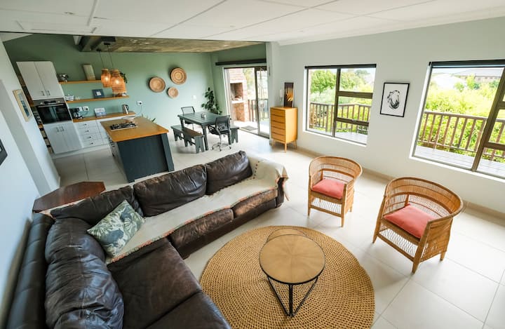 Stylish Surf / Workcation Apartment - Jeffreys Bay