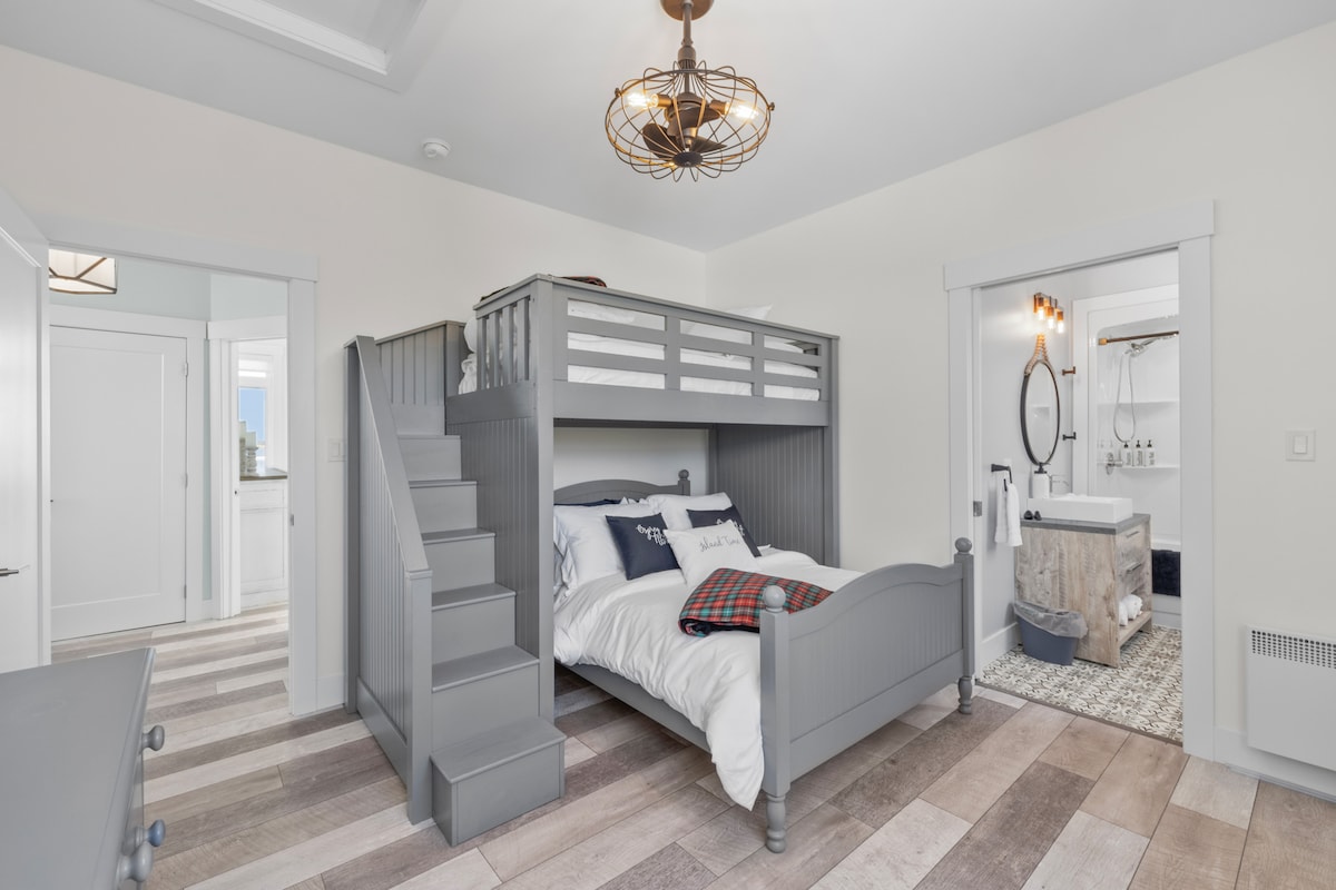 2nd bedroom on the 2nd floor with private ensuite 