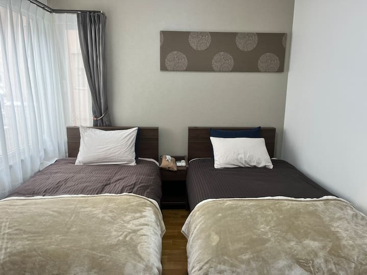 Chambre 3: 2 lits simples

　Chambre 3: 2 lits simples

　　　　　　　　　　　　　　　　　　　　　　　　* Deux célibataires peuvent également être réunis pour en faire un king size.
　　　　　　　　　　　　　　　　　　　　　　　　Il suffit de nous contacter à l'avance et nous nous en occuperons.(3 jours avant l'arrivée)