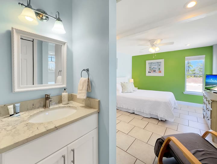 Dhomë gjumi në katin e poshtëm me krevat dopio "queen" me lavaman privat