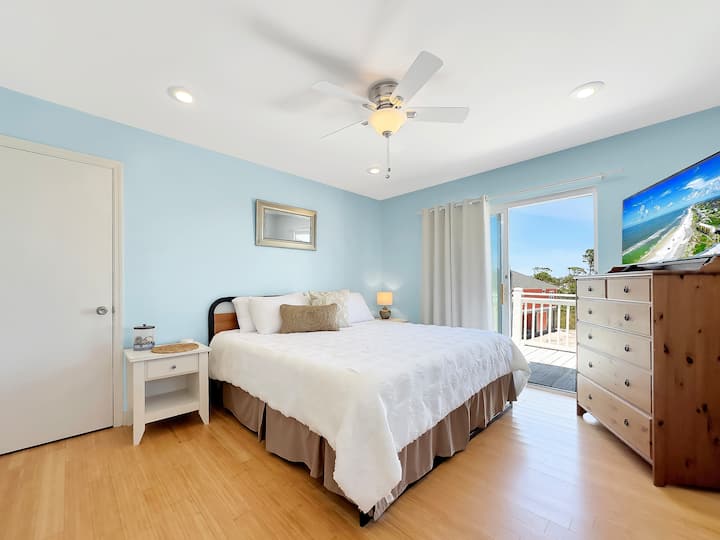 Dhomë gjumi në katin e sipërm me krevat dopio "queen", ballkon privat, televizor të lidhur me internetin dhe kënd leximi