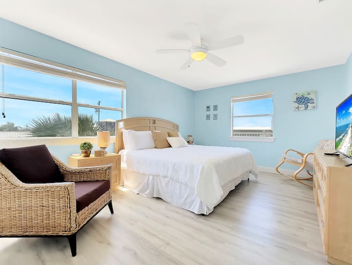 Dhomë gjumi në katin kryesor me krevat dopio "king" dhe televizor të lidhur me internetin