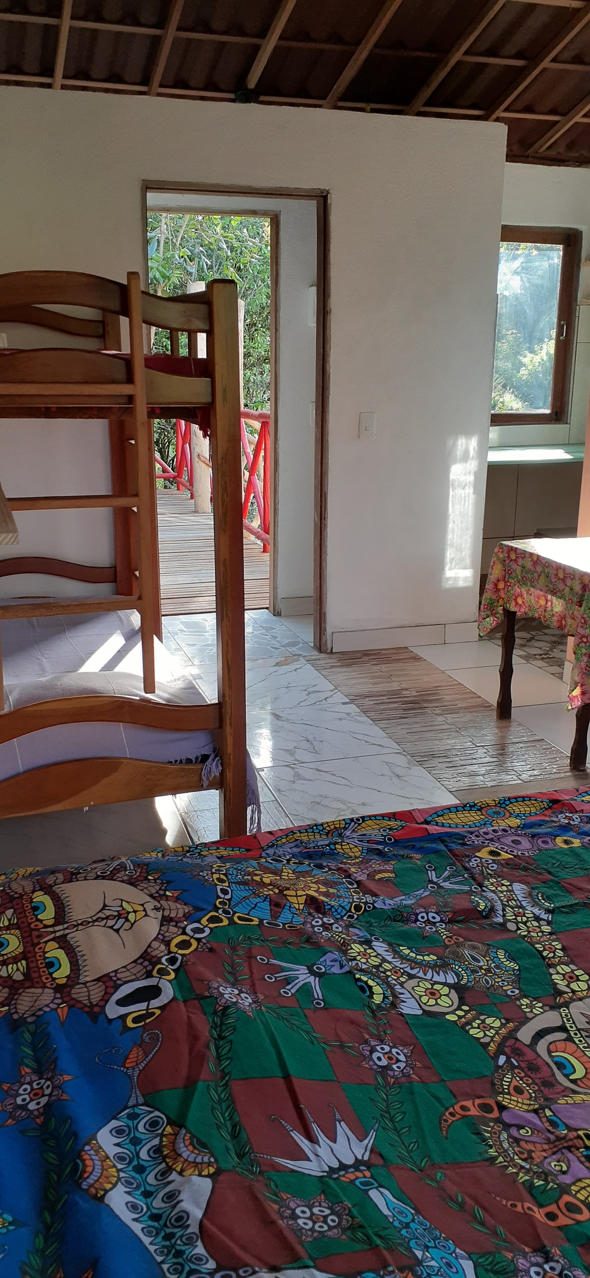 根据房客类别，此套房有多种选择： 1. 一张双人床和一张双层床。 2.两张双层床。 3.一张双层床和两张单人床。
它有厨房和书房的小角落、大厅、卫生间和私人露台。
 