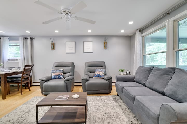 Wohnzimmer mit zwei Liegesesseln und Sofa 