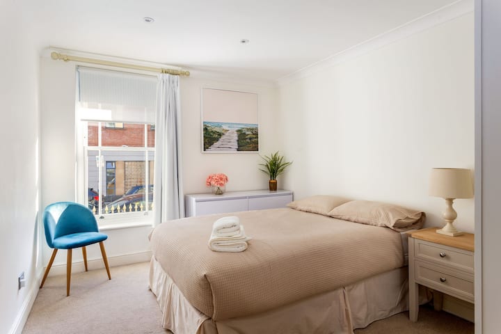 غرفة نوم ثانية، سرير بحجم كوين، أي 135 سم جيدة جدًا لشخصين مع توفير الكتان. 