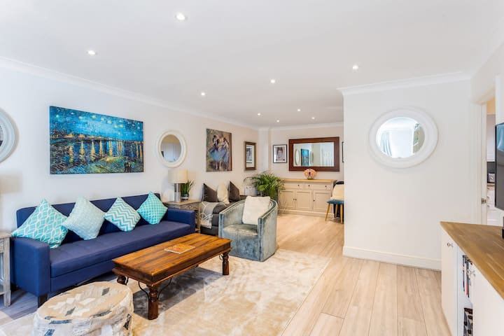 A Lovely 2 bedroom 2 bath flat in Central London !