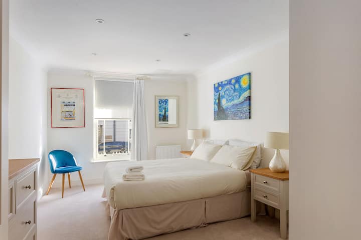 سرير بحجم كينغ أي 150 سم جيد لشخصين !
تم توفير البياضات والمناشف