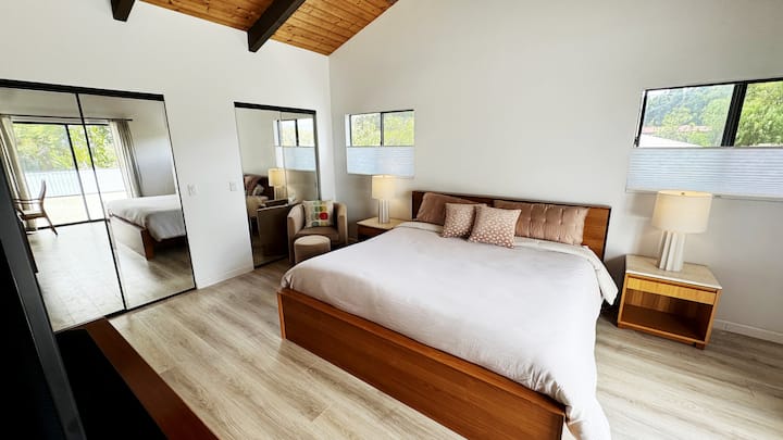 Hiki ni Master Bedroom, chenye milango ya Kifaransa ambayo inafunguka kwenye sitaha ya ghorofa ya juu yenye mwonekano wa Mauna Kea. 