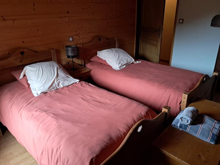 غرفة نوم مع 3 أسرّة مفردة
مشمس 
تدفئة ناقلة + مروحة في حالة الحرارة العالية 