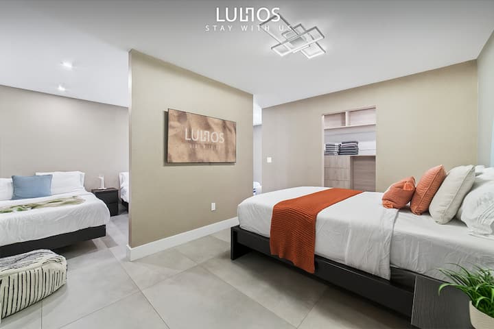 Ოთახი №3 გთავაზობთ დედოფლის ზომის საწოლს, 55 დიუმიან ბრტყელეკრანიან ტელევიზორს, ტუმბოებს, შესასვლელ კარადას და ცალკე სააბაზანოს, რომელიც უზრუნველყოფს კომფორტისა და კომფორტის იდეალურ ნაზავს