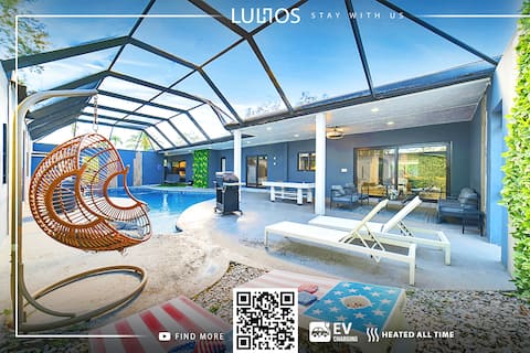 Stylish 7BR Retreat: Heated Pool, Near Beach & Zoo