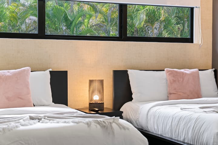 №5 ნომერში არის ორი საწოლი დიდი ზომის, ორი ტუმბო და უხვი ბუნებრივი განათება, რომელიც გთავაზობთ დასასვენებელ გარემოს და ფანჯრიდან თვალწარმტაცი ხედი იშლება