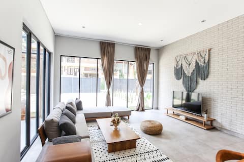 Staycation Villa 4-9 Pax | Karaoke, Netflix, BBQ!