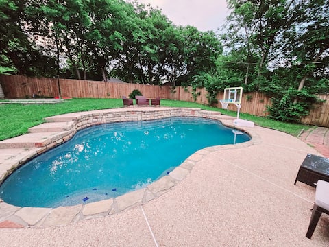 4 bedrm with pool & cozy cabin like common areas