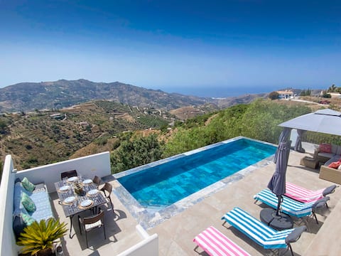 Anuncio de Airbnb popular: Luxurious villa/infinity pool/sea views/jacuzzi en Cómpeta