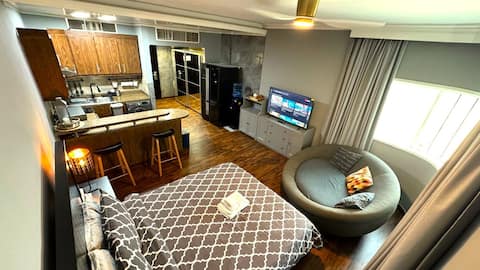 Corniche Apartment Partial Sea View & Housekeeping