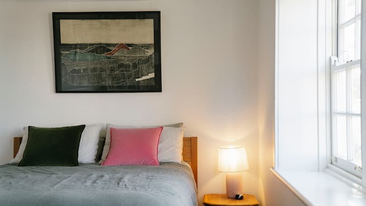 سرير كبير مع أغطية سرير ممتازة وضوء صباحي رائع. 