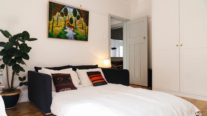 غرفة نوم 2 سرير كبير قابل للطي مع أغطية سرير ممتازة.