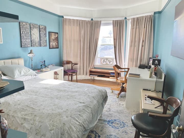 غرفة مشمسة في انتظارك عند دخولك. 