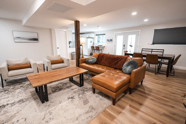 Fresh Renovation! King Bed, Full Kitchen, Coffee - Colorado Springs, CO