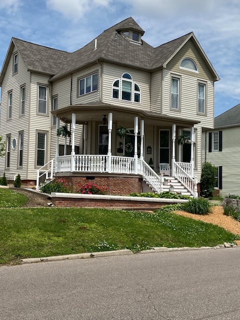 Third Street Retreat Modern Victorian 2BR Apt