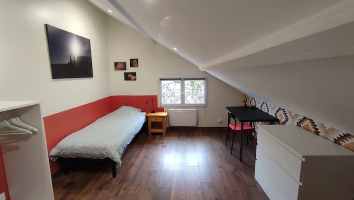 Vitanda 2 vya mtu mmoja + dawati 1