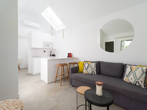 Quiet, Modern Bungalow + 2 E-Bikes & All Amenities