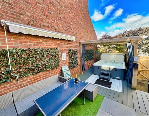 Hot Tub, Free Parking, 5* Location,  <1m to City