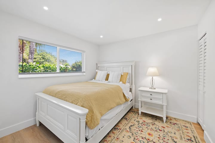 2号卧室配备标准双人床