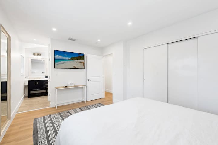 主卧配备标准双人床、智能电视和套内卫生间