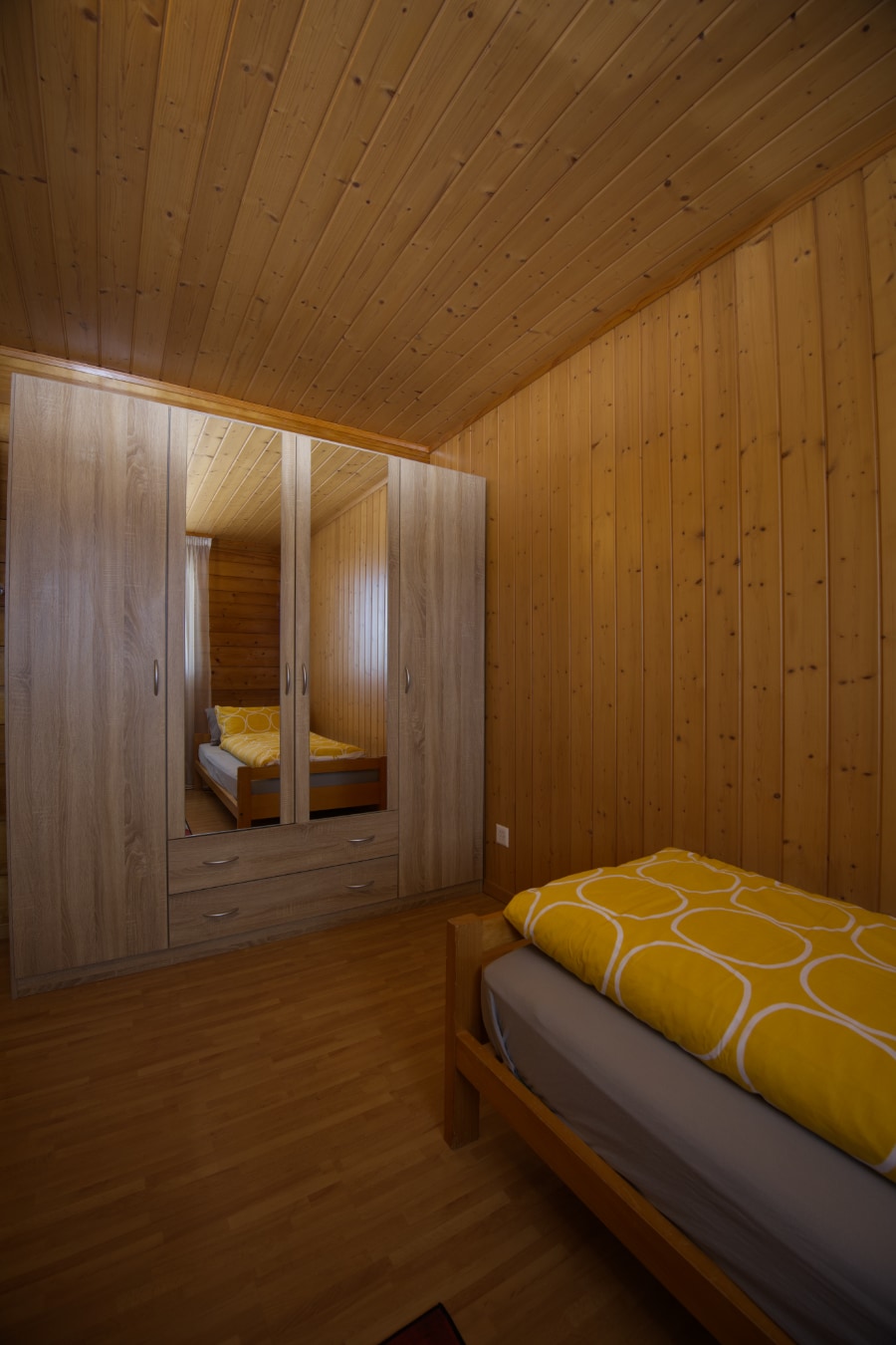 ห้องนอนเตียงแฝดพร้อมตู้เสื้อผ้ามีบานประตูหน้าต่างเพื่อดับไฟในห้อง 