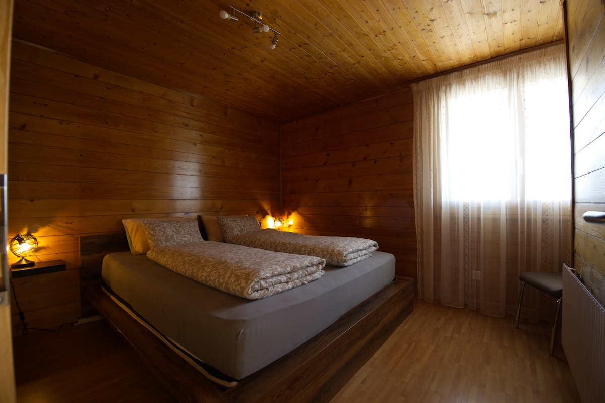 ห้องนอนคู่ที่อบอุ่น 
รวมถึงบานประตูหน้าต่างสำหรับทำให้ห้องมืดลง 